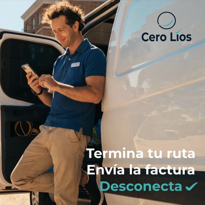 Profesional de limpieza guardando herramientas al terminar la jornada